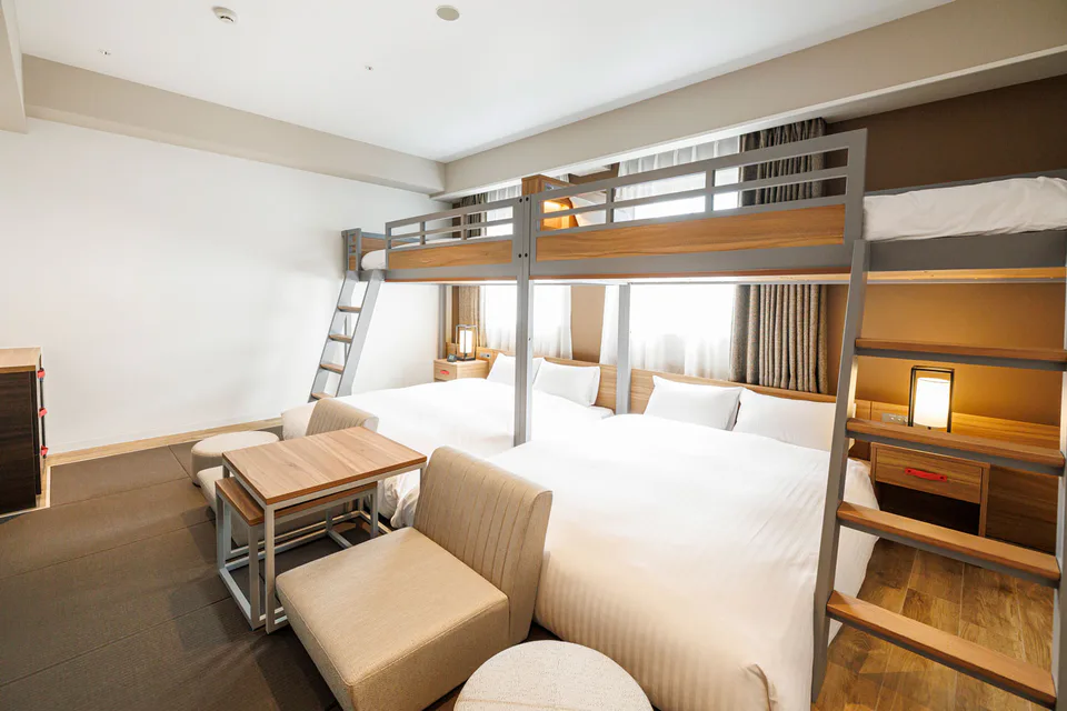 ตัวอย่างห้องสำหรับครอบครัวหลายคนที่ Nishitetsu Hotel CROOM Hakata Gion ซึ่งต้องดูผังเตียงก่อนใช้จำนวนผู้เข้าพักสูงสุดเป็นเกณฑ์