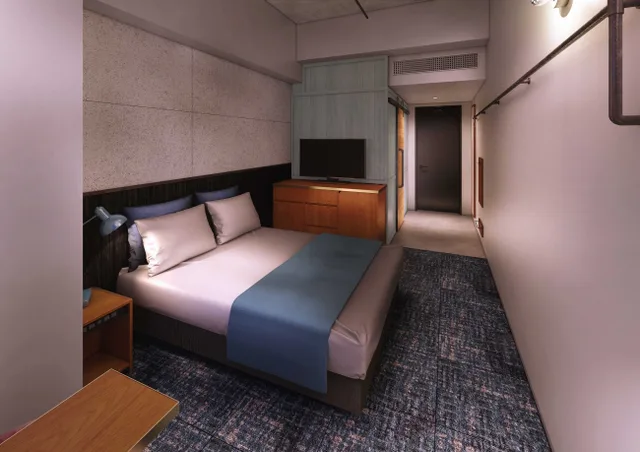 ห้องพักสำหรับสองท่านของ The HOTEL Well-hub Haneda มีเตียงคู่ โต๊ะเขียนหนังสือ และเก้าอี้