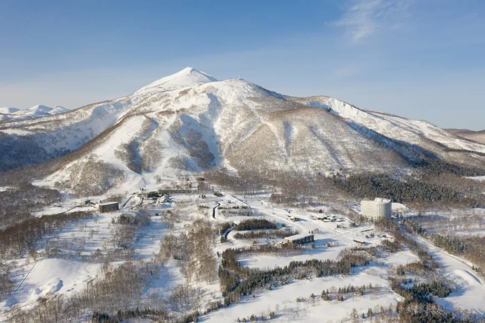 Hébergement d'hiver et paysages de la station de Niseko ; pour les familles et les groupes, il faut prendre en compte à la fois le déplacement dans la neige et l'espace de vie commun.
