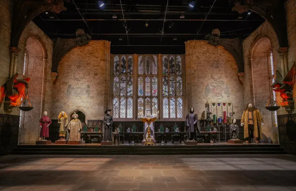 Grande Salle du Warner Bros. Studio Tour Tokyo, où le temps de photo et d’observation peut allonger nettement une visite de fan