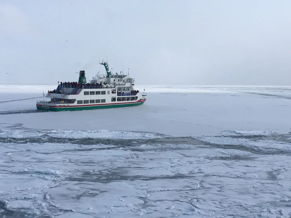 เรือตัดน้ำแข็ง Aurora ที่ Abashiri แล่นผ่านทะเลโอค็อตสค์ในฤดูน้ำแข็งลอย