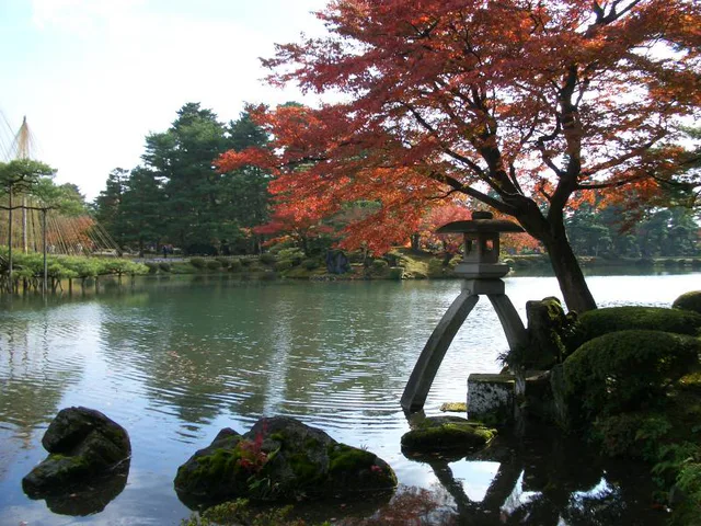โคมไฟเสาในสวนเคนโรคุเอ็นและทิวทัศน์ฤดูใบไม้ร่วงของบ่อน้ำคาไซ