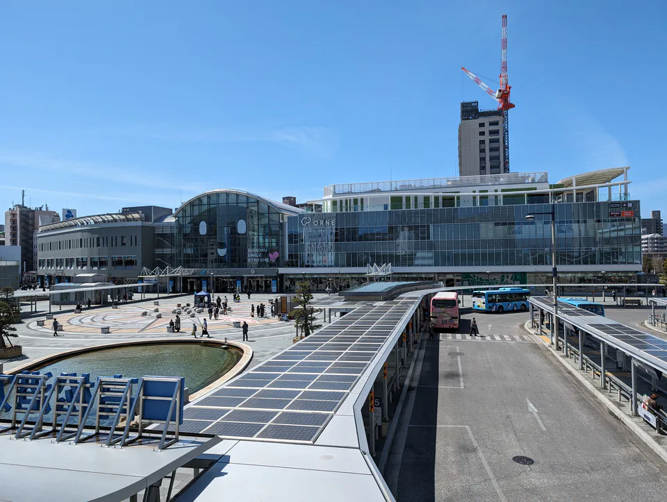 JR Takamatsu Station เป็นฐานที่เหมาะกับผู้โดยสาร JR และนักเดินทางที่ต้องจัดการกระเป๋าในวันย้ายเมือง