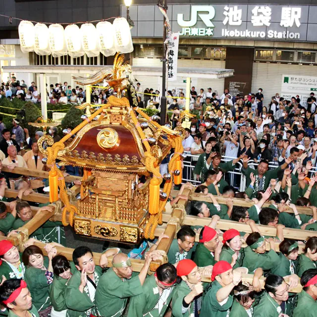 이케부쿠로 서쪽 출구 앞 후쿠로 마쓰리 대형 미코시와 관람 인파