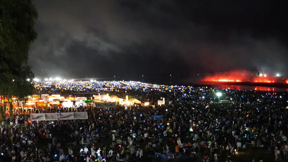 大曲花火終場後觀眾準備離場的河川敷實景