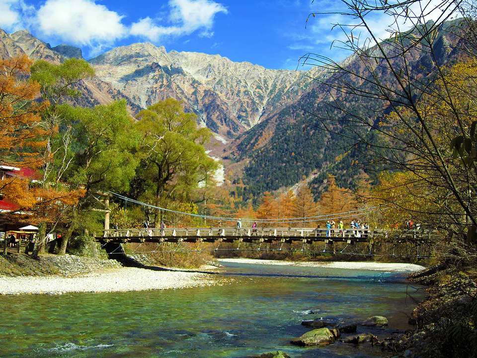 Pont Kappa à Kamikōchi, les montagnes Hida et les feuillages d'automne, représentant la couleur des érables dans la région montagneuse du centre en octobre