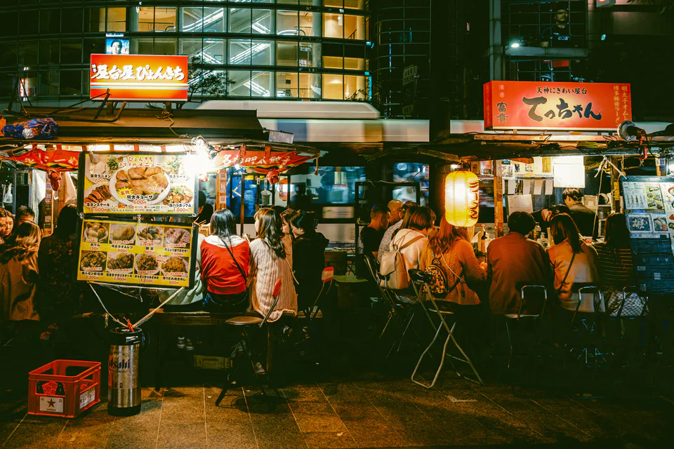 福岡中洲河畔夜景與屋台周邊,適合夜生活但需考慮噪音