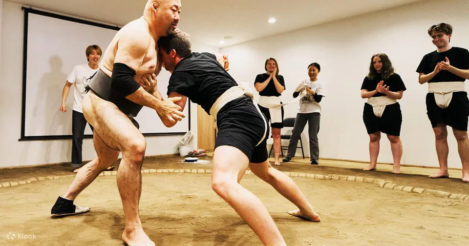Expérience interactive de sumo à Osaka où les visiteurs entrent sur le ring pour défier un rikishi retraité.