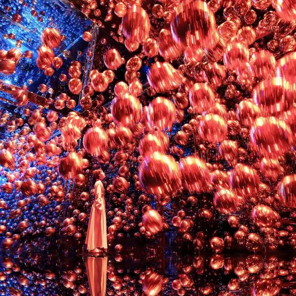 teamLab Biovortex Kyoto Massless Suns and Dark Suns ลูกบอลเรืองแสงสีแดงและสีน้ำเงินลอยอยู่ในพื้นที่กระจกเงา
