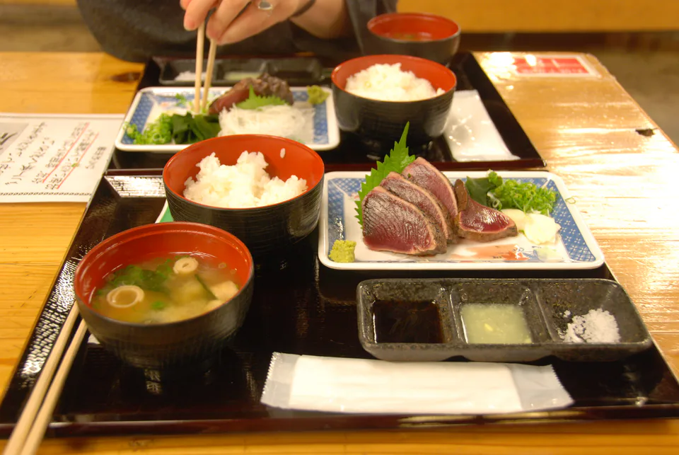ปลาโอทาทากิหรือ katsuo no tataki ที่เป็นอาหารขึ้นชื่อของโคจิ