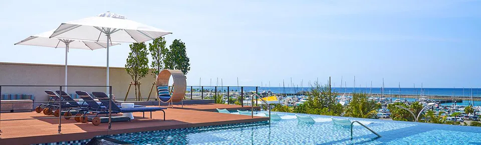 ห้องอาบน้ำใหญ่และพื้นที่พักผ่อนของ Okinawa Prince Hotel Ocean View Ginowan