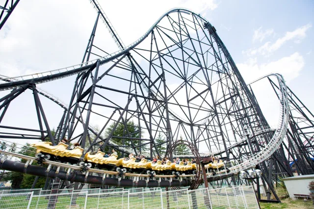 Le montagnes russes FUJIYAMA du Fuji-Q Highland, le billet simple coûte actuellement 2 000 yens.