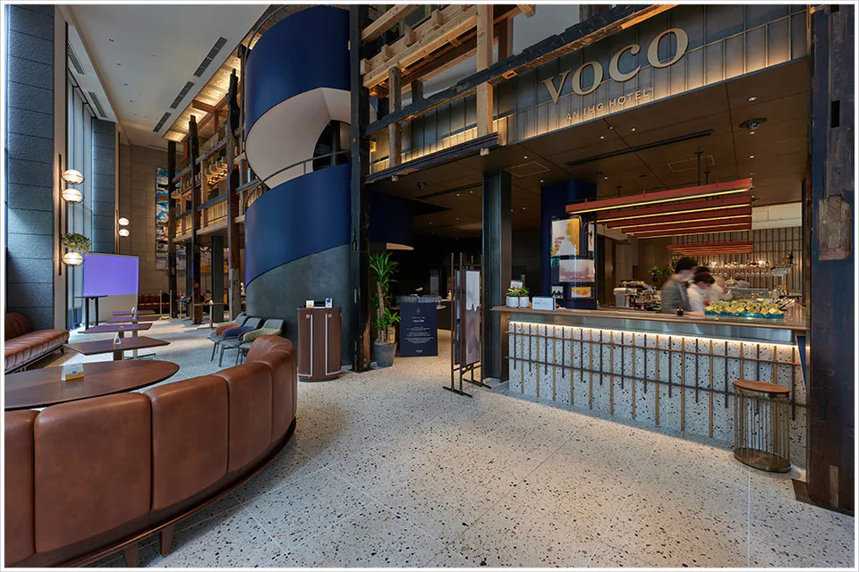พื้นที่ส่วนกลางของ voco Osaka Central เหมาะกับคู่รักที่ตั้งใจใช้เวลาในโรงแรมจริง