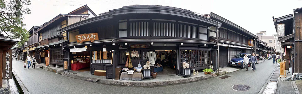 บรรยากาศ light-up ฤดูใบไม้ร่วงในเมือง Hida Takayama ใกล้ Nakabashi และทางเดินริมน้ำ