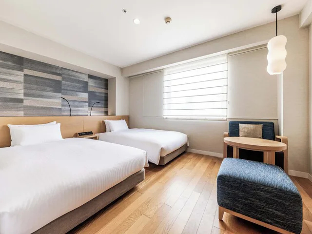 HOTEL STRATA NAHA 客房與床鋪空間
