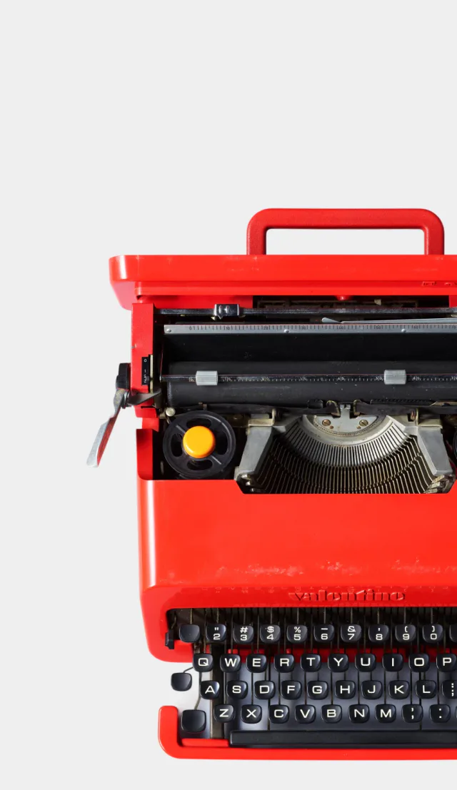 Machine à écrire rouge Valentine de Sottsass au musée Artizon