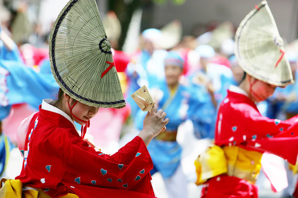 Des danseurs en costume traditionnel du festival Yoru no Tairai à Kochi se produisent dans la rue.