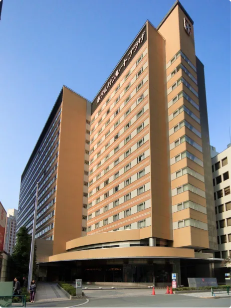 Hotel Sunroute Plaza Shinjuku for a Tokyo budget stay: smaller room versus South Exit and airport-bus convenience