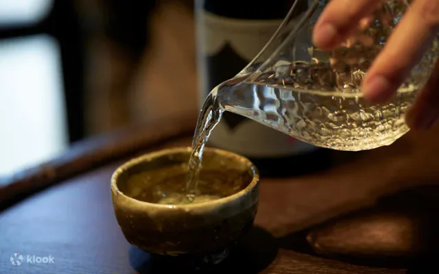Izu Honten à Munakata, étape du circuit avec brasserie, bar à saké et espace de vente
