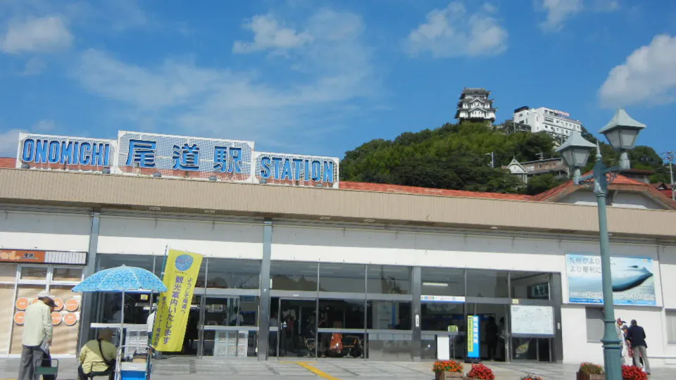 La gare JR Onomichi est le point d'entrée de la promenade à pied à Onomichi, mais il faut prévoir une demi-journée à une journée complète pour visiter les attractions principales.