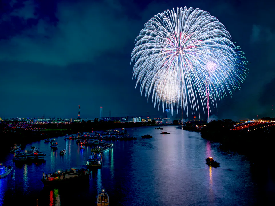 ดอกไม้ไฟเหนือแม่น้ำอาราคาวะในงาน Itabashi Fireworks
