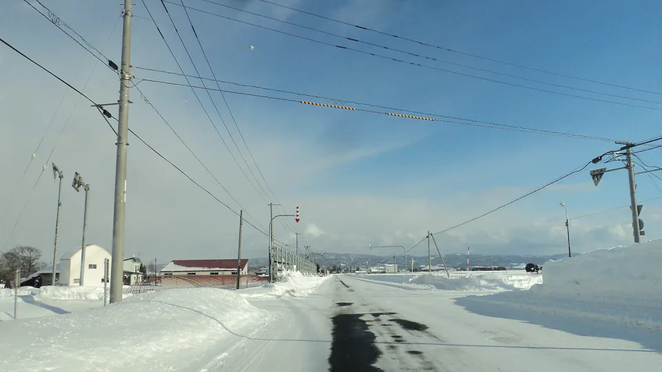 Routes enneigées en banlieue d’Hokkaido en hiver, choix de location de voiture pour tout ou partie du séjour