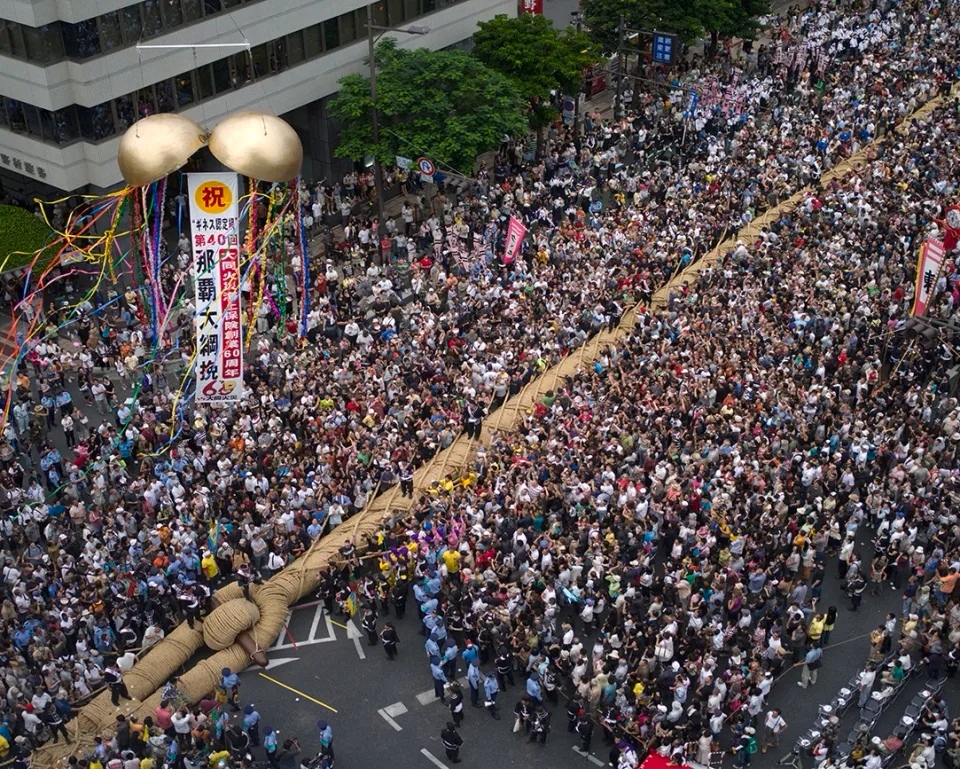 แนวทางในนาฮะ|คนแน่นในงานเทศกาลถนน Kokusaidori ธงและวิวเมือง