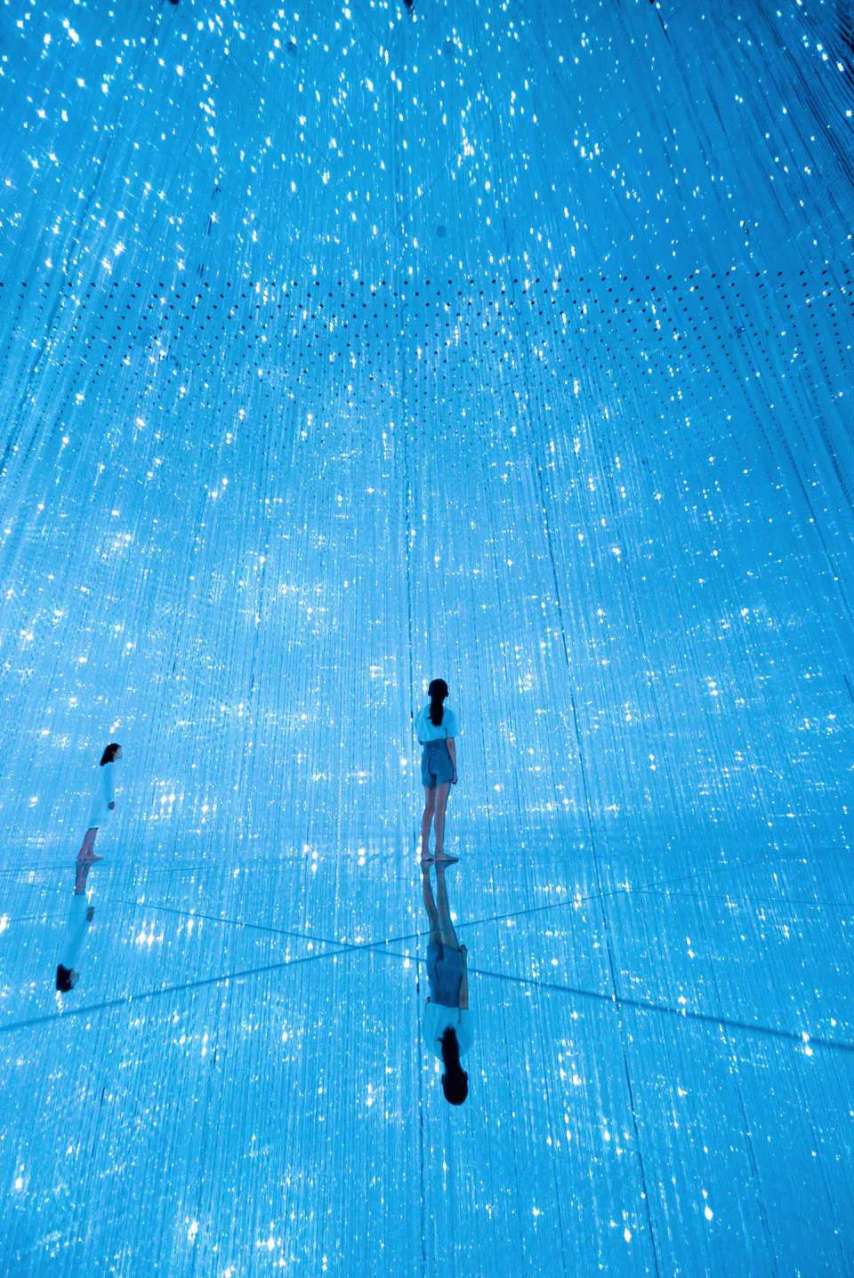 The Infinite Crystal Universe at teamLab Planets with countless blue-white lights reflected across mirrored surfaces