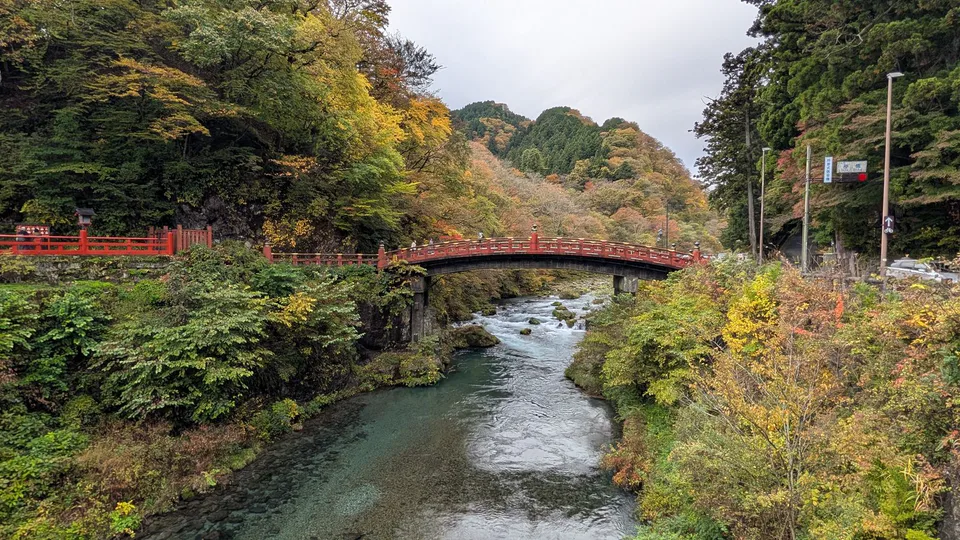 Autour du sanctuaire de Nikko, les feuilles d'automne en début novembre symbolisent la fin de la saison à Okunikko, permettant de déplacer le centre de Nikko.