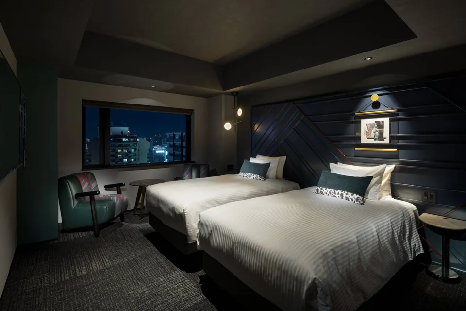 Une autre chambre du Mercure Tokyu Stay Osaka Namba avec son lit et son espace intérieur.
