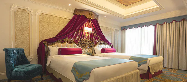 โรงแรม Fantasy Springs Grand Chateau Grand Room แสดงให้เห็นถึงขนาดห้องพักหรูหราที่ใหญ่ขึ้นอย่างชัดเจน