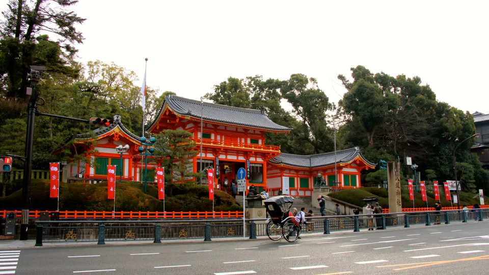 京都祇園八坂神社入口代表京都日遊應集中單一區域,不要在大阪短假中全面掃景點