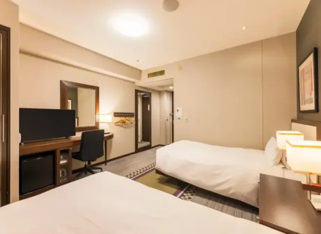 Hotel Sunroute Plaza Shinjuku twin guest room with work desk