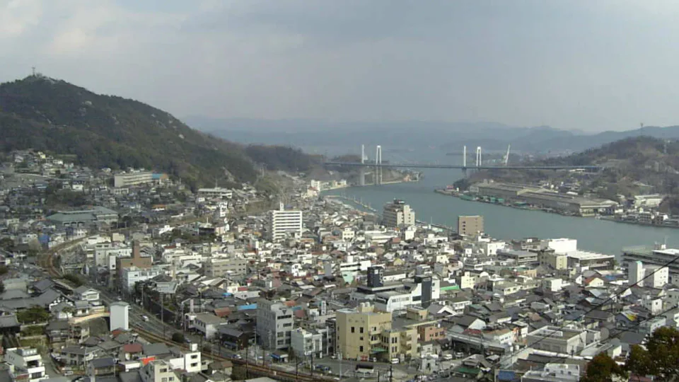 Vue sur le chenal d’Onomichi depuis les hauteurs de Senkō-ji : le paysage se découvre surtout en prenant le temps de parcourir la pente