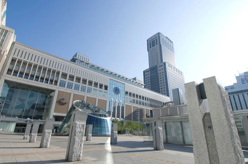 ตัวอย่างการพักของคู่รักในซัปโปโร: JR Tower Hotel Nikko Sapporo มีดีไซน์สูงและเชื่อมต่อโดยตรงกับสถานีซัปโปโร
