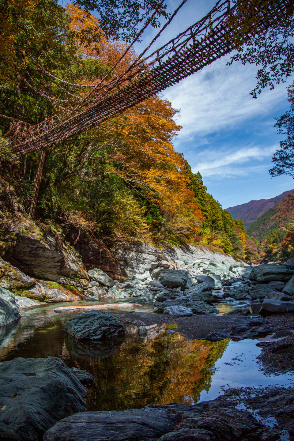 Vallée d’Iya en automne, illustrant la marge météo et la saison des couleurs avec une nuit sur place