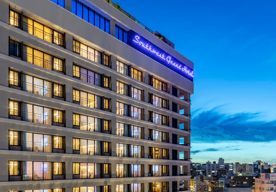 Southwest Grand Hotel Okinawa 외관과 나하 시내 일정에서 수영장 사용 시간을 판단하는 장면