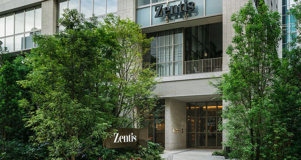 Entrée végétalisée et façade du Zentis Osaka