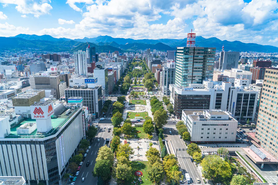 Parc Odori à Sapporo en images ; lorsque vous séjournez à Sapporo comme base pour explorer Hokkaido, le parc Odori relie les attractions touristiques, les restaurants et le centre-ville.