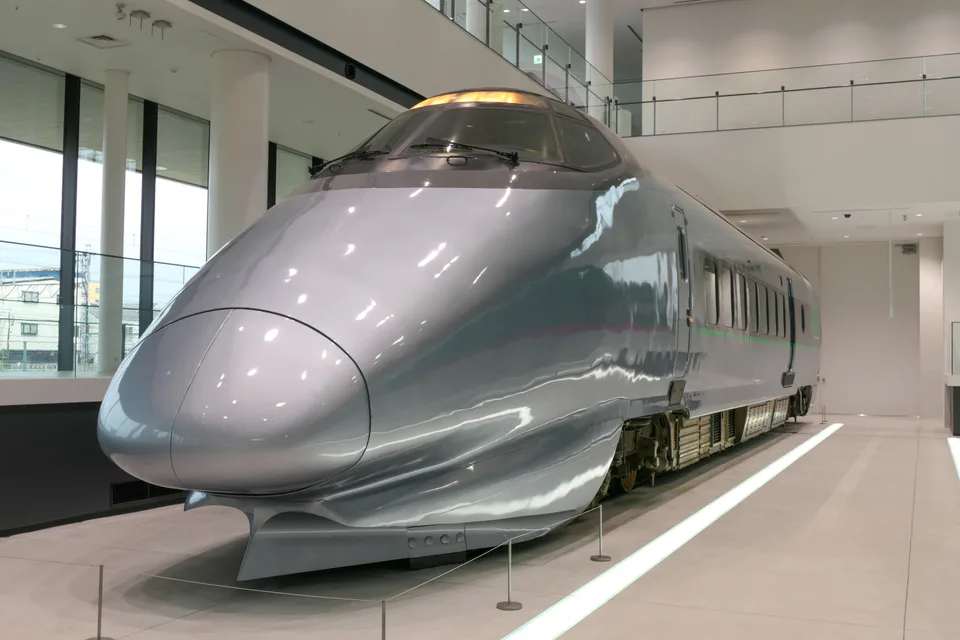 Shinkansen série 400 exposé au Musée ferroviaire de Saitama, où une exposition temporaire sur la publicité ferroviaire se tient jusqu’au 28 septembre 2026