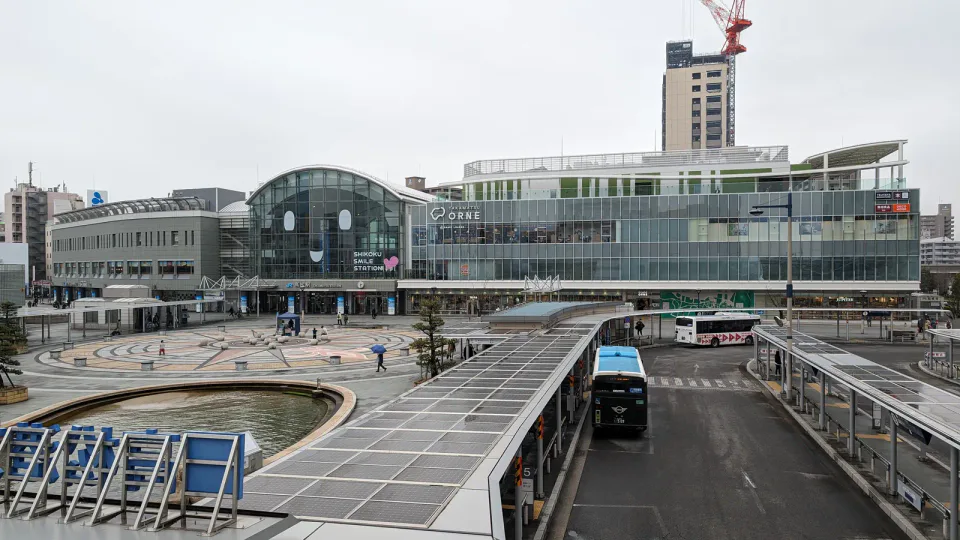 JR 高松站適合四天短假作固定住宿基地，再用港口船班前往直島