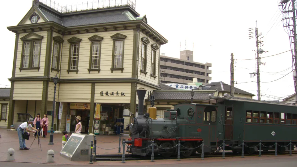 道後溫泉站代表松山住宿的晚間價值;跨城日歸會把這段時間壓成回程截止