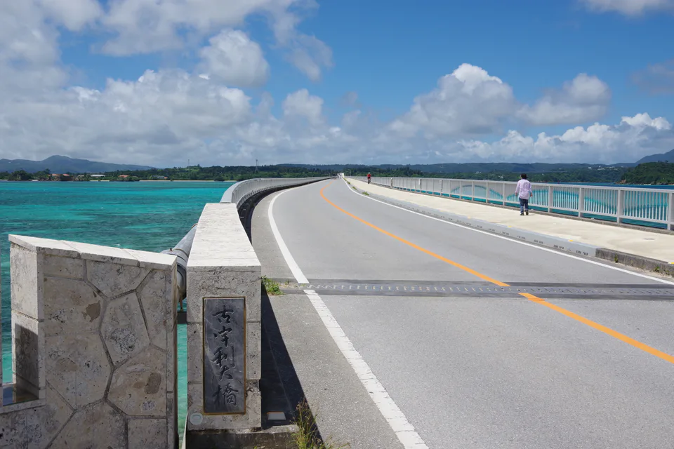 สะพานโคริและทะเลรอบเกาะโคริในโอกินาว่า