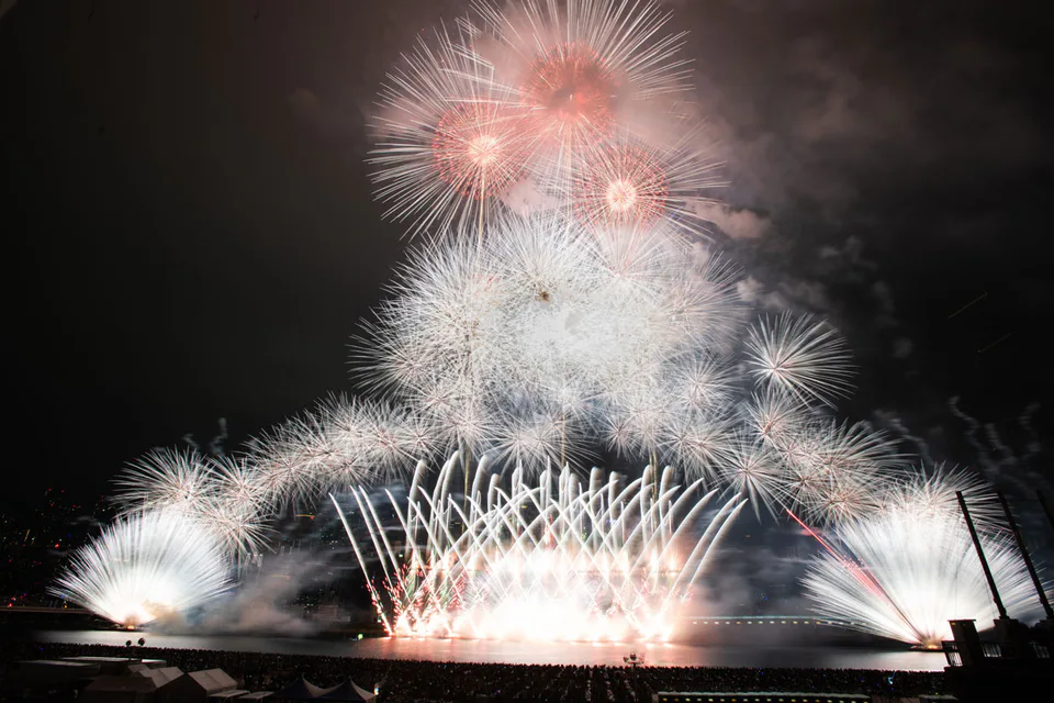なにわ淀川花火大會實景：花火終盤大規模連發效果，2025 官方 Gallery