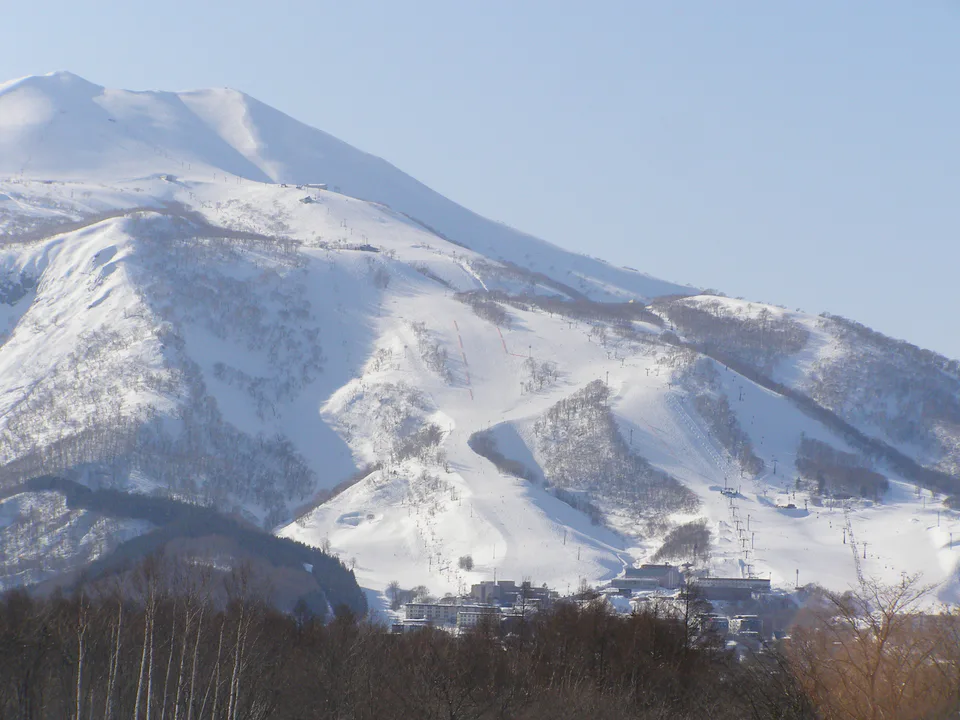 Grand Hirafu หนึ่งในสี่ ski areas ของ Niseko United สำหรับกลุ่มที่ต้องการทางเลือกหลากหลาย