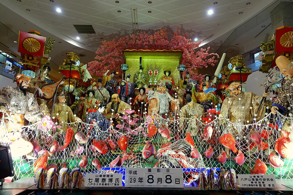 รถแห่ดาชิขนาดใหญ่ในเทศกาล Hachinohe Sansha Taisai แสดงโครงสร้างหลายชั้นและกลไกที่กางออก
