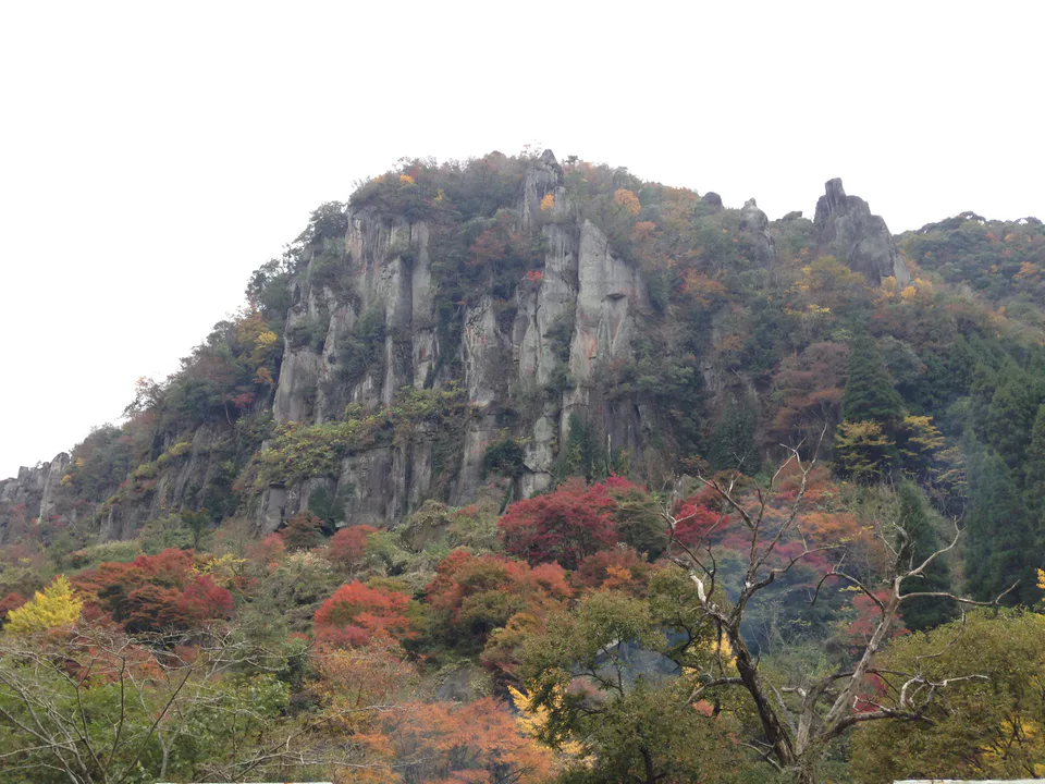 Feuillage d’automne dans la région de Jōyama, vue panoramique d’Yamaguchi, illustrant les sections où la location de voiture partielle est plus efficace que les transports publics