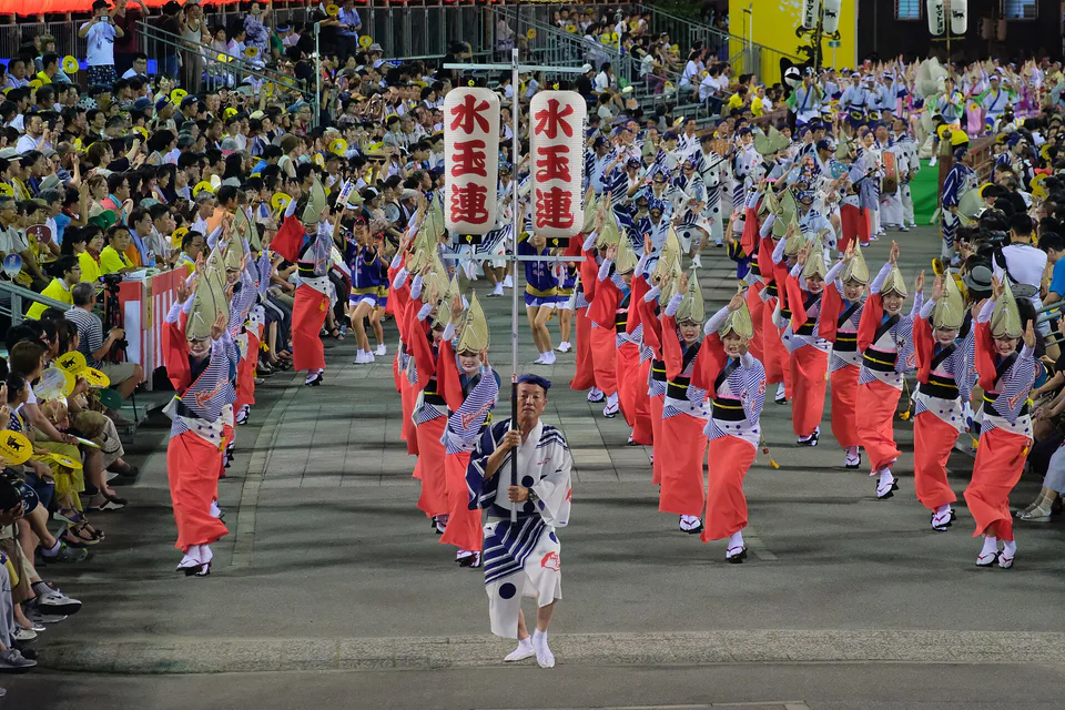 Scène nocturne réelle avec danseurs et spectateurs dans une scène payante de l'Awa Odori de Tokushima